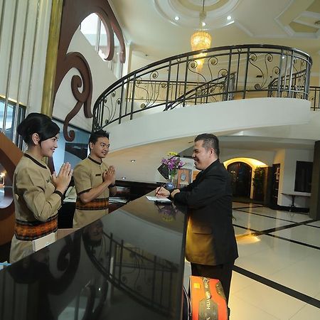 Hotel Swarna Dwipa Palembang Exterior foto