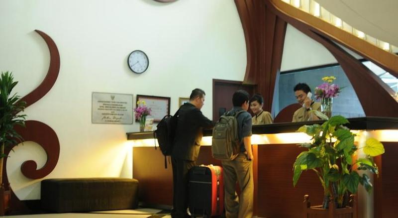 Hotel Swarna Dwipa Palembang Exterior foto