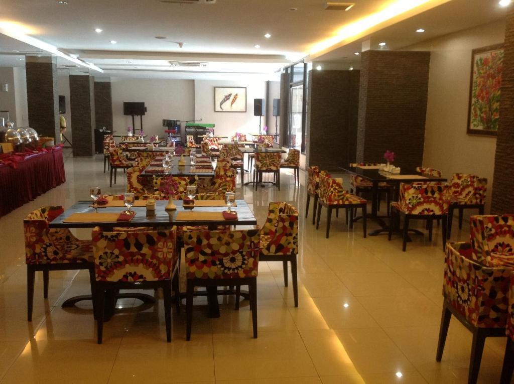 Hotel Swarna Dwipa Palembang Exterior foto