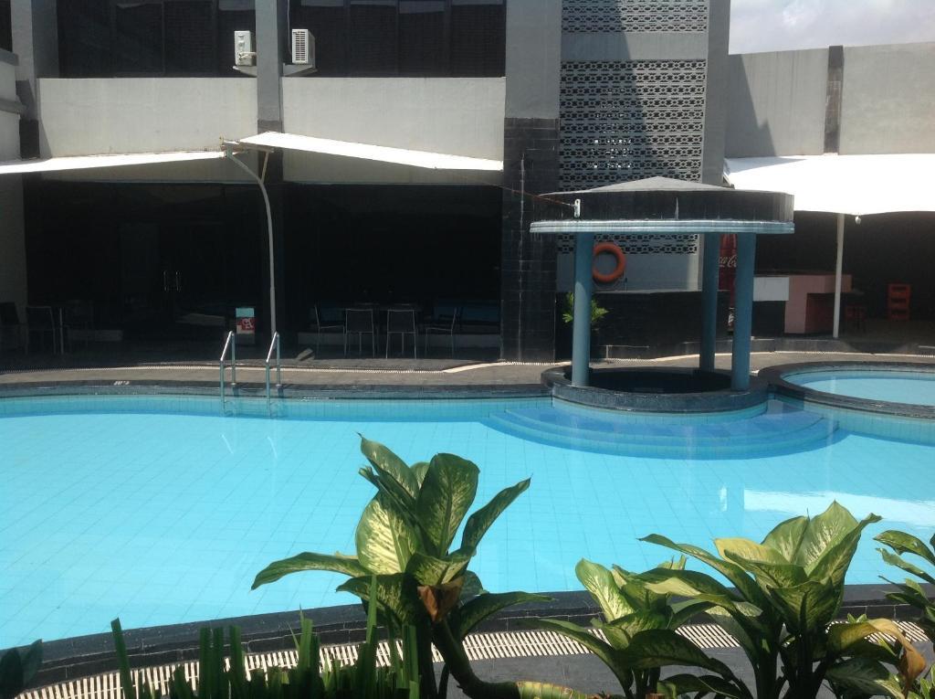 Hotel Swarna Dwipa Palembang Exterior foto